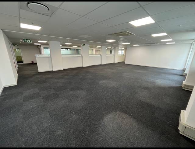 1,030M² BUSINESS TO LET IN WOODSTOCK